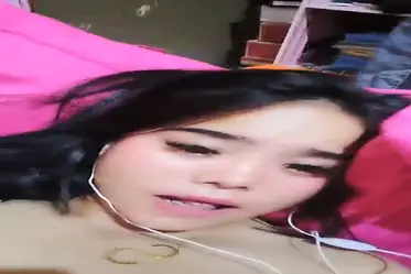 Pamer Memek Basah Live Pake Earphone Putih